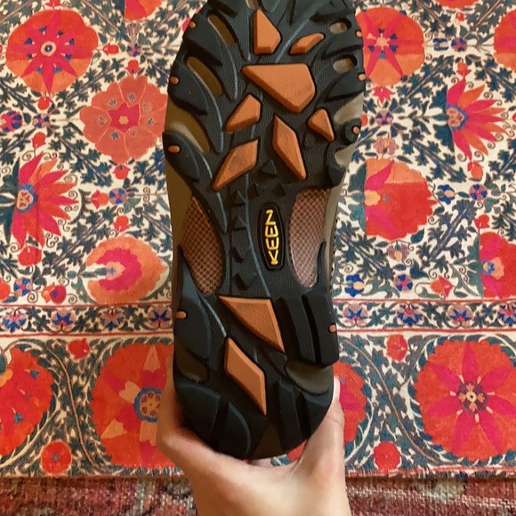 SOLD— Keen Winter Boots Size 9 - Picture 3 of 6